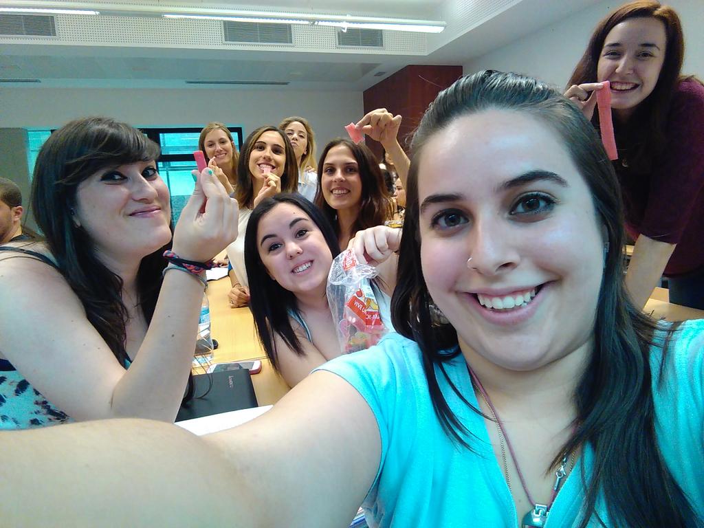 Ana1_Alc's tweet photo. Una foto del premio. Ganadoras. 👏🍻 http://t.co/zWzcCq4IP7