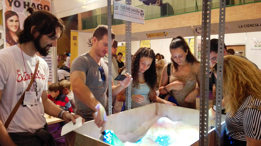 ConceptTangente's tweet photo. Por supuesto estuvimos también visitando a nuestro compañero @Dartimien13 y su SandBox hecha en @fablabsevilla :D http://t.co/ZHcJ984dRw