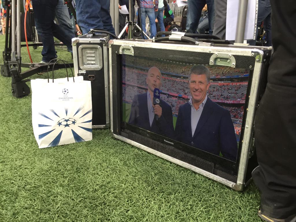 CordemansB's tweet image. @marcdelire @BenoitThans sont dans la boîte #pxs11 #FCBFCB