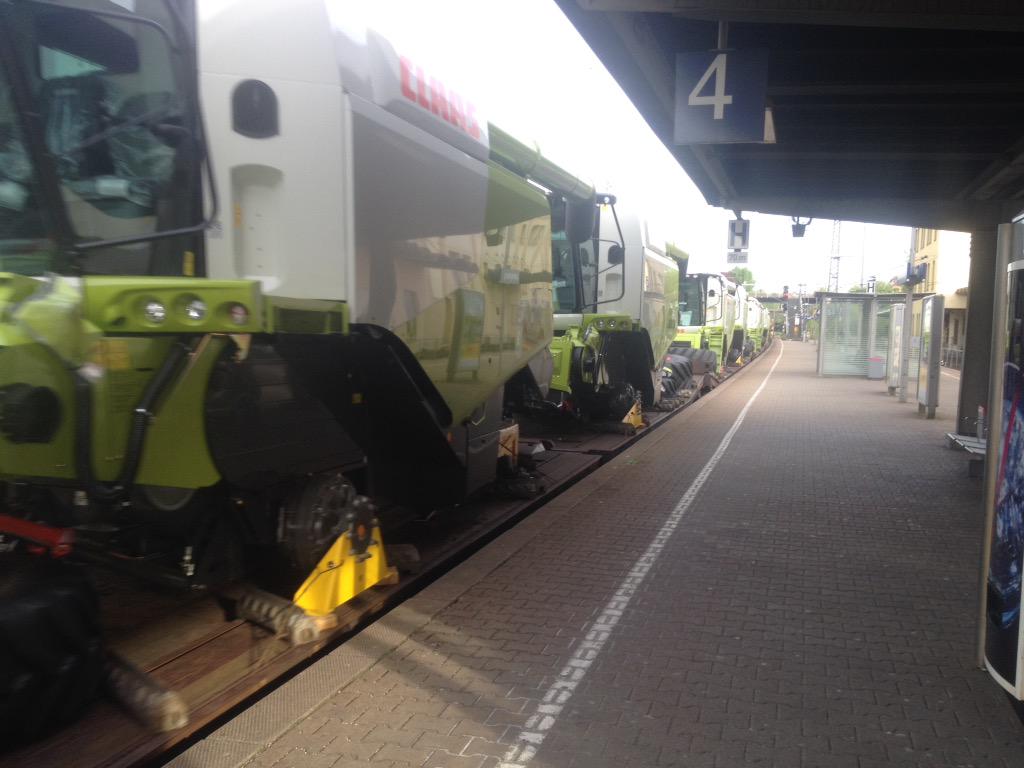 MotorenMarcha's tweet photo. Más de 40 cosechadoras Claas transportadas en tren. Toda la infraestructura para acompañar a la industria mecánica. http://t.co/gXVbqmSj2S