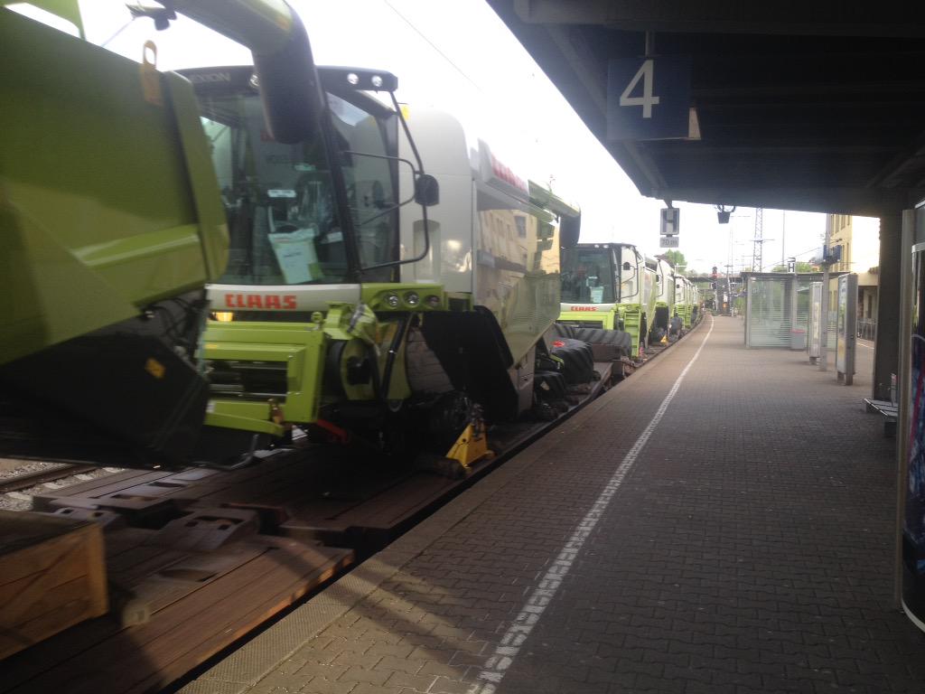 MotorenMarcha's tweet photo. Más de 40 cosechadoras Claas transportadas en tren. Toda la infraestructura para acompañar a la industria mecánica. http://t.co/gXVbqmSj2S