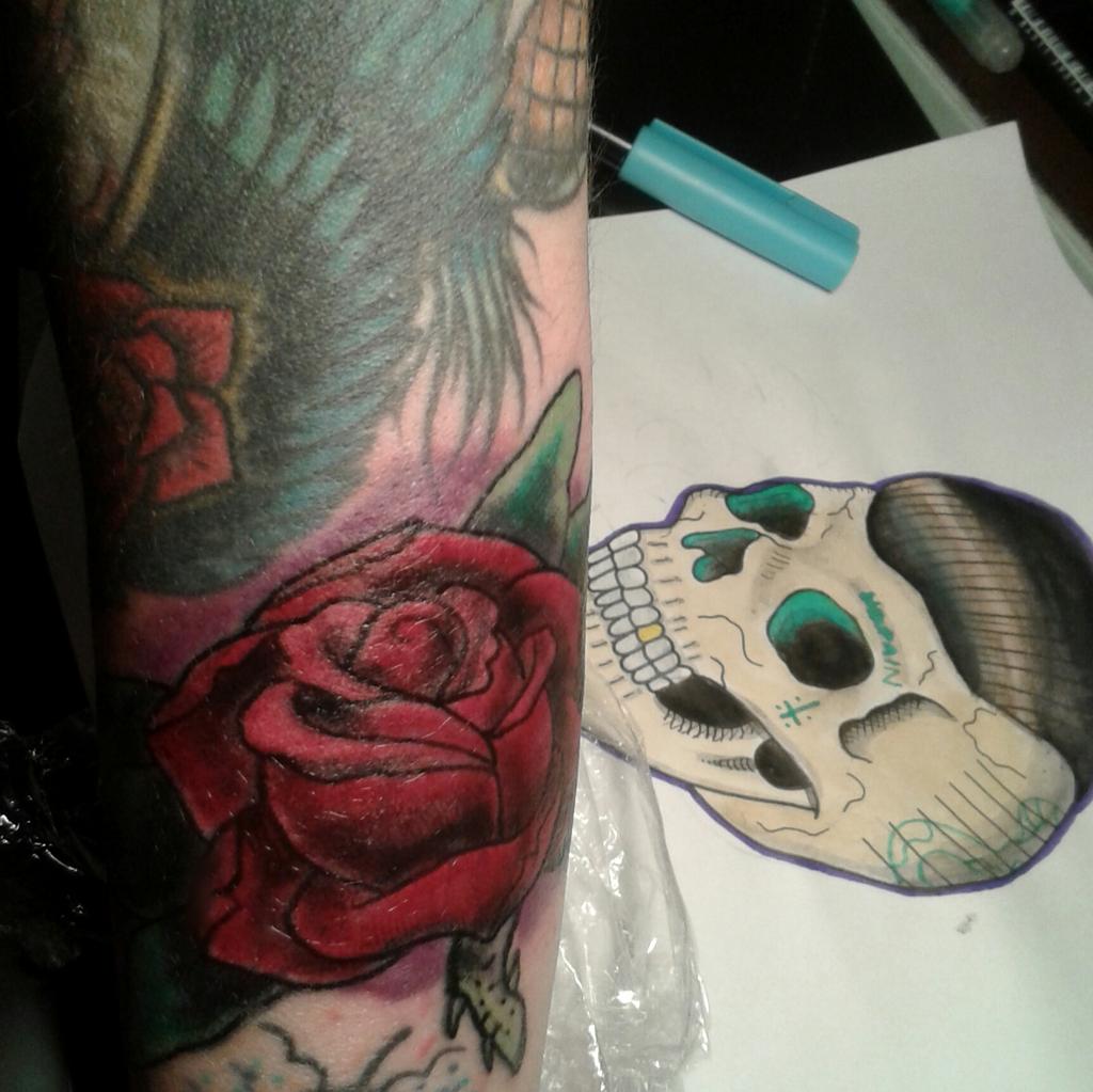 Marikeit_gs's tweet image. Por fin me he cambiado enterito el tattoo que me hizo mi ex, de azul a roja, y es mucho mas bonita 💛 #autocover #rose