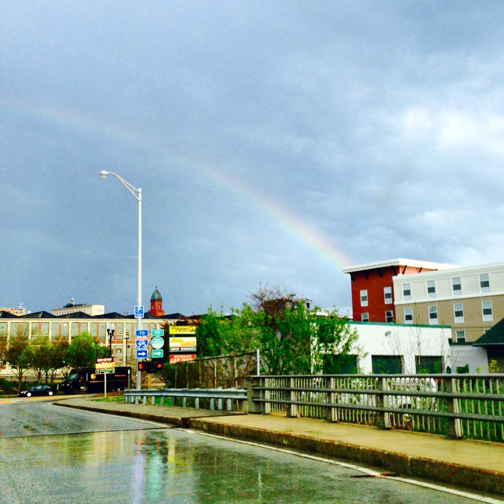 BobcatKatrina's tweet photo. gorgeous rainbow over the beautiful city of Lewiston! #batescollege http://t.co/g4u34AO7aO