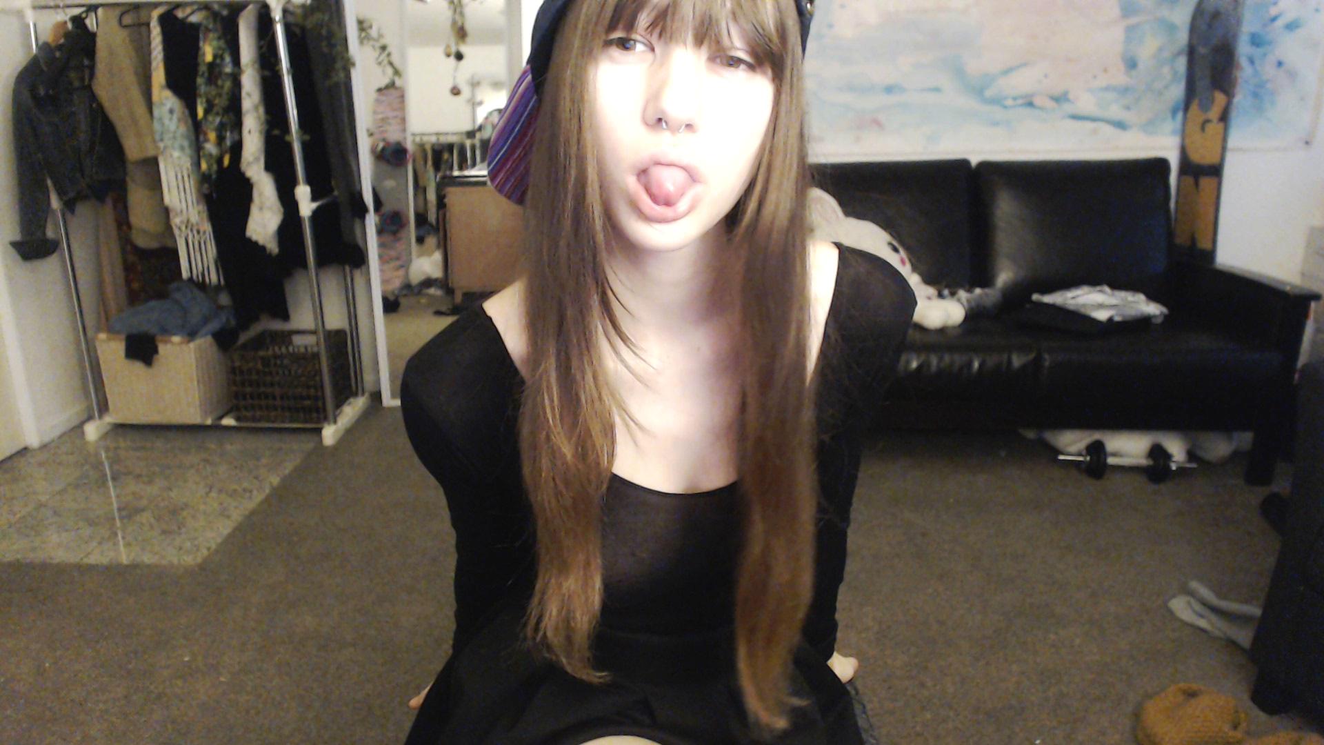 MissAlice_94 : Logging on in 5, go easy on me I've had a rou