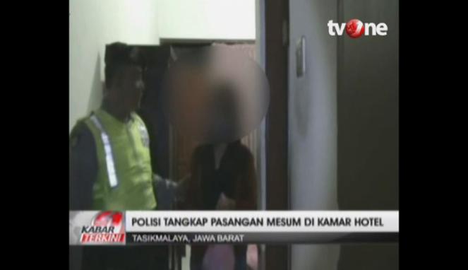 VIVAcoid's tweet photo. [VIDEO] Polisi Tangkap Pasangan Mesum Di Kamar Hotel http://t.co/goK4QXQg4P http://t.co/UJA0vHE20F