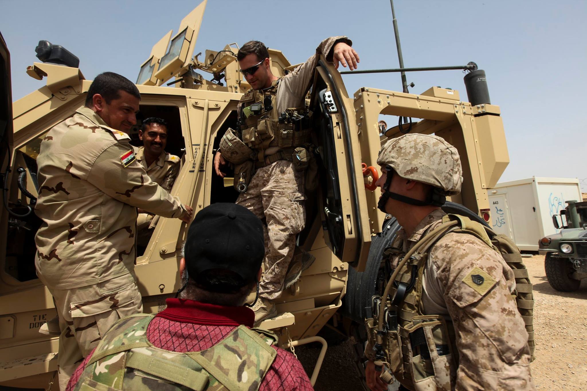 تدريبات الجيش العراقي الجديده على يد المستشارين الامريكان  CE1D0TWUEAALQgA