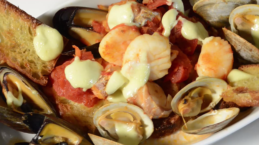 YurViewNE's tweet photo. Get your bib on. #Chef2Go is at Simone's in Warren, RI. http://t.co/53dl01gAMS @simones_RI @RIHospitality @Nickrabar http://t.co/hIUXG4pnJB