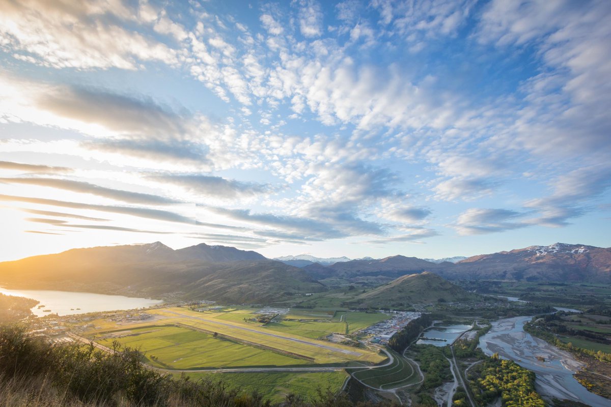 PureNewZealand's tweet photo. Queenstown Airport has the world’s most scenic landing according to @PrivateFly's annual poll http://t.co/veTcneNUUO http://t.co/sld3jQFHyj