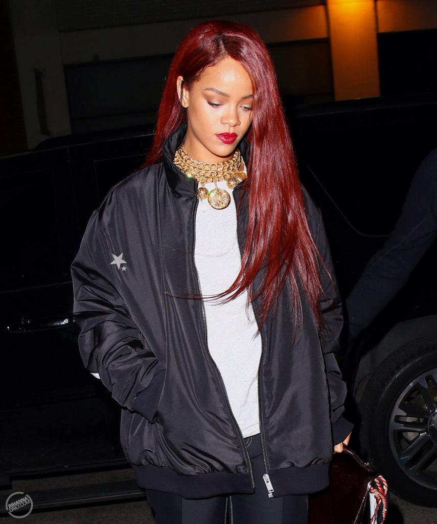 девушка с чркокрасными волосами. луанна перез волосы. рианна с красными волосами. красные волосы стиль. девушка с красными волосасм.