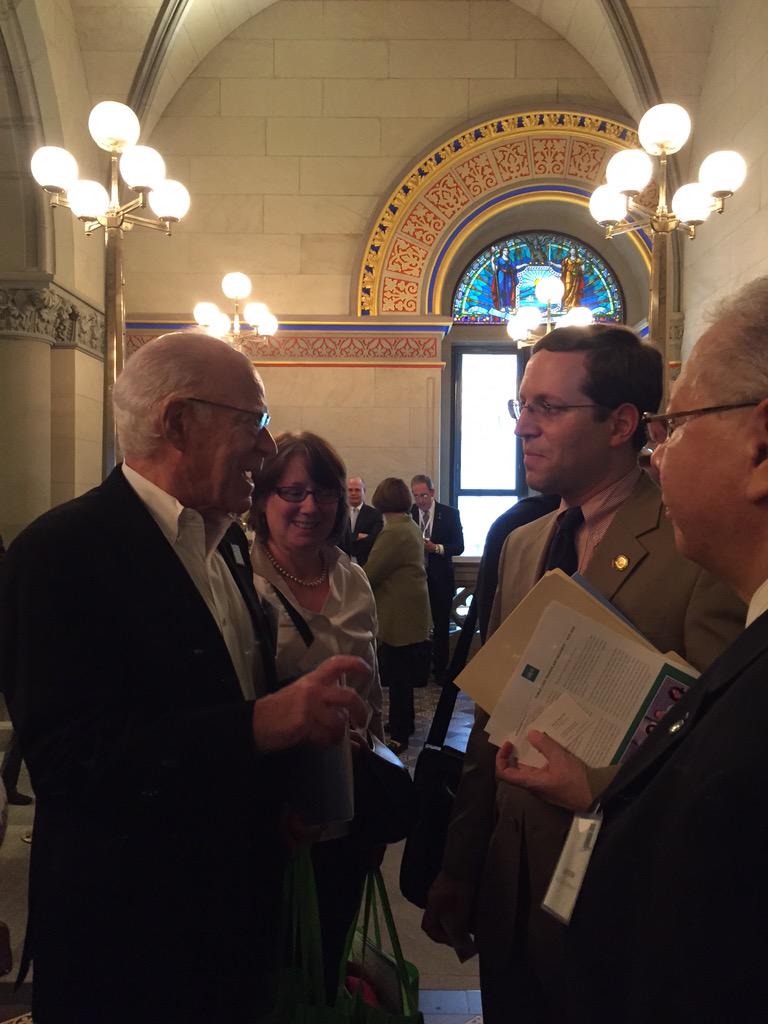 ShareLifeNY's tweet photo. Howard discussing #organdonation legislation w @DavidBuchwald outside the #NYSLegislature @nysdonatelife #LegEdDay http://t.co/jC4aploNGf
