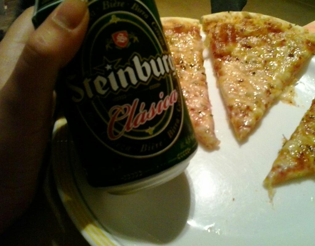 Miryaam22's tweet photo. @chiclett4u lo prometido es deuda! Cerveza + pizza 4 quesos! Ahora es él por otra y yo por esto! Y pa que más. http://t.co/IQWUTppE3S