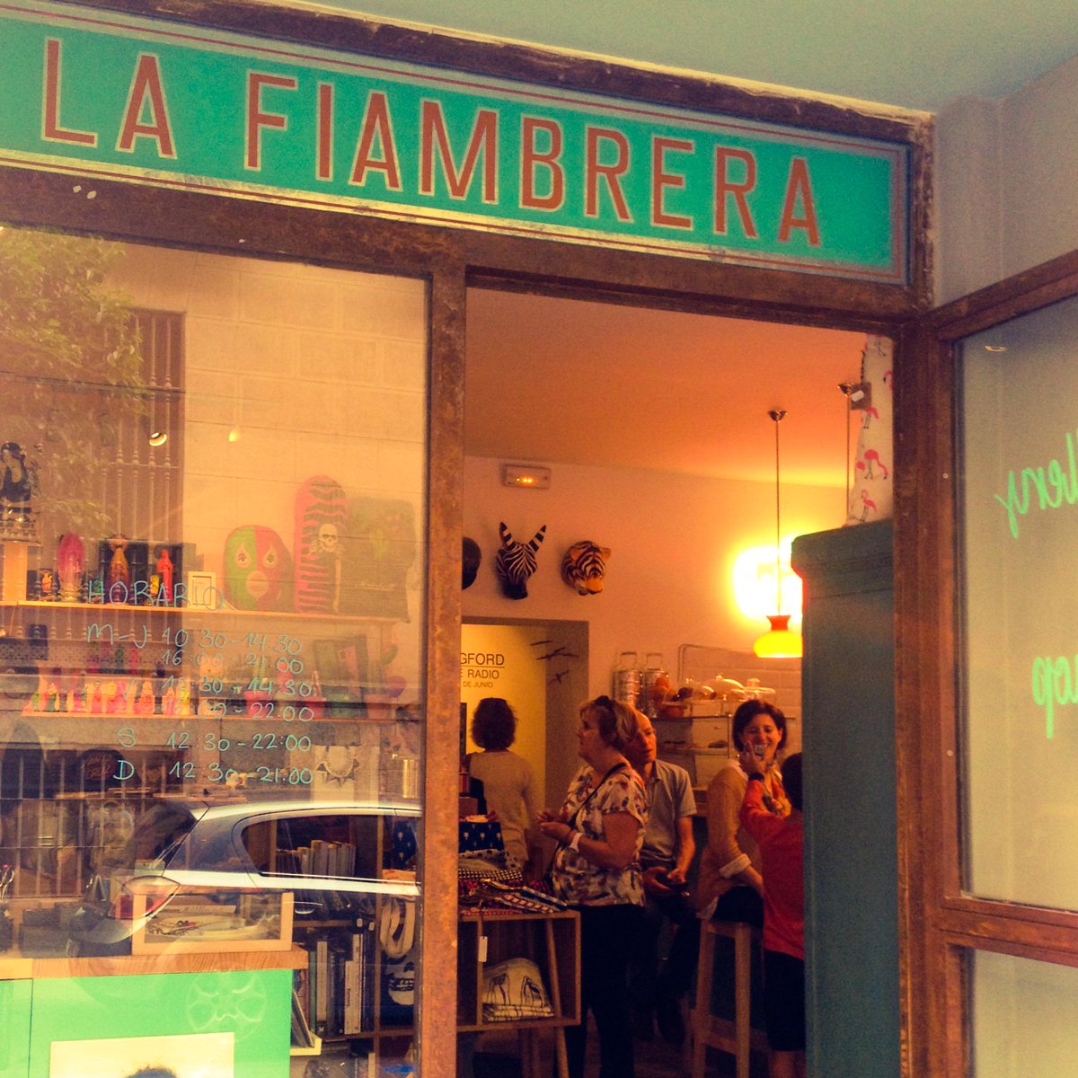 thearteeproject's tweet photo. Este finde pasado estuvimos dando una vuelta por Madrid y nos pasamos por @LaFiambreraPez7 a ver a #elniñorock ;-) http://t.co/CWdHphGu7p