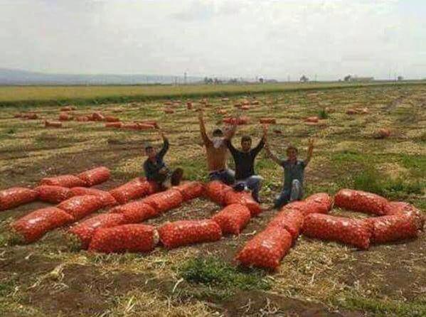 HDP_Besiktas's tweet photo. #BizlerEmekçiyiz Bizler inşaatta, tarlada, fabrikada, sokakta değeri yaratanız  #BizlerHDPBizlerMeclise http://t.co/0x3aaTlFcu