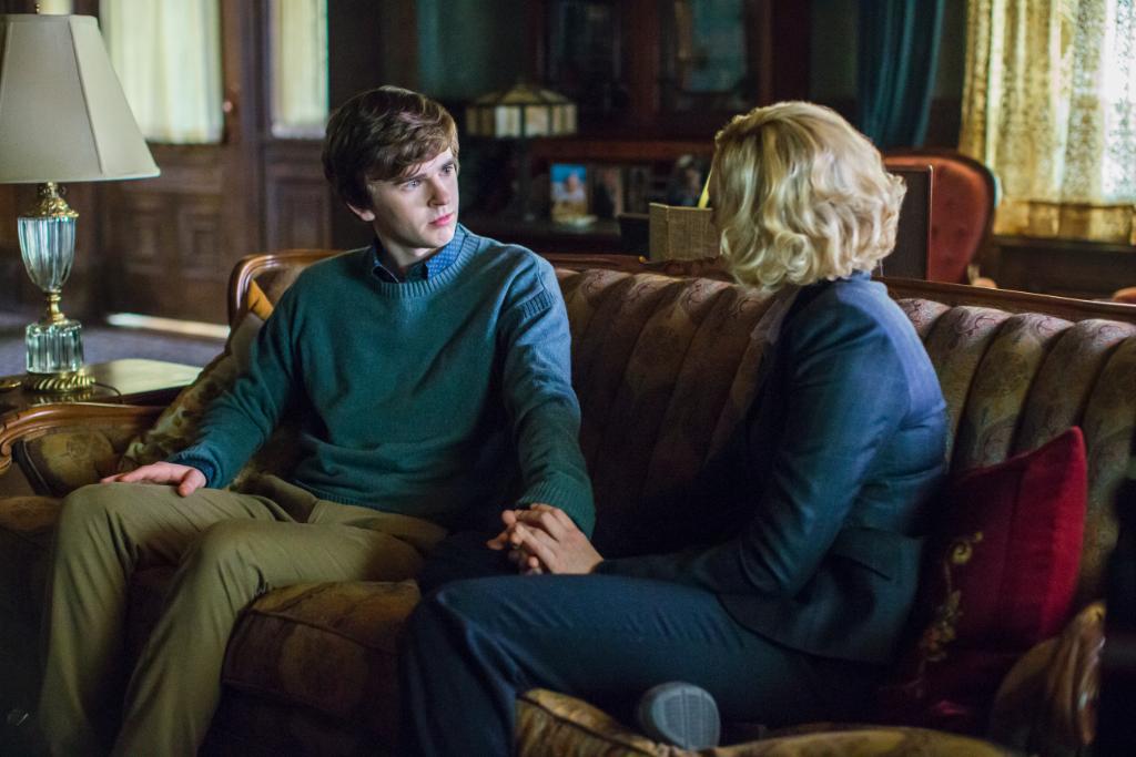 InsideBates's tweet photo. The ultimate betrayal in Norman's eyes. #BatesMotel http://t.co/BDodNGMFHG http://t.co/HxjpaCh0dt