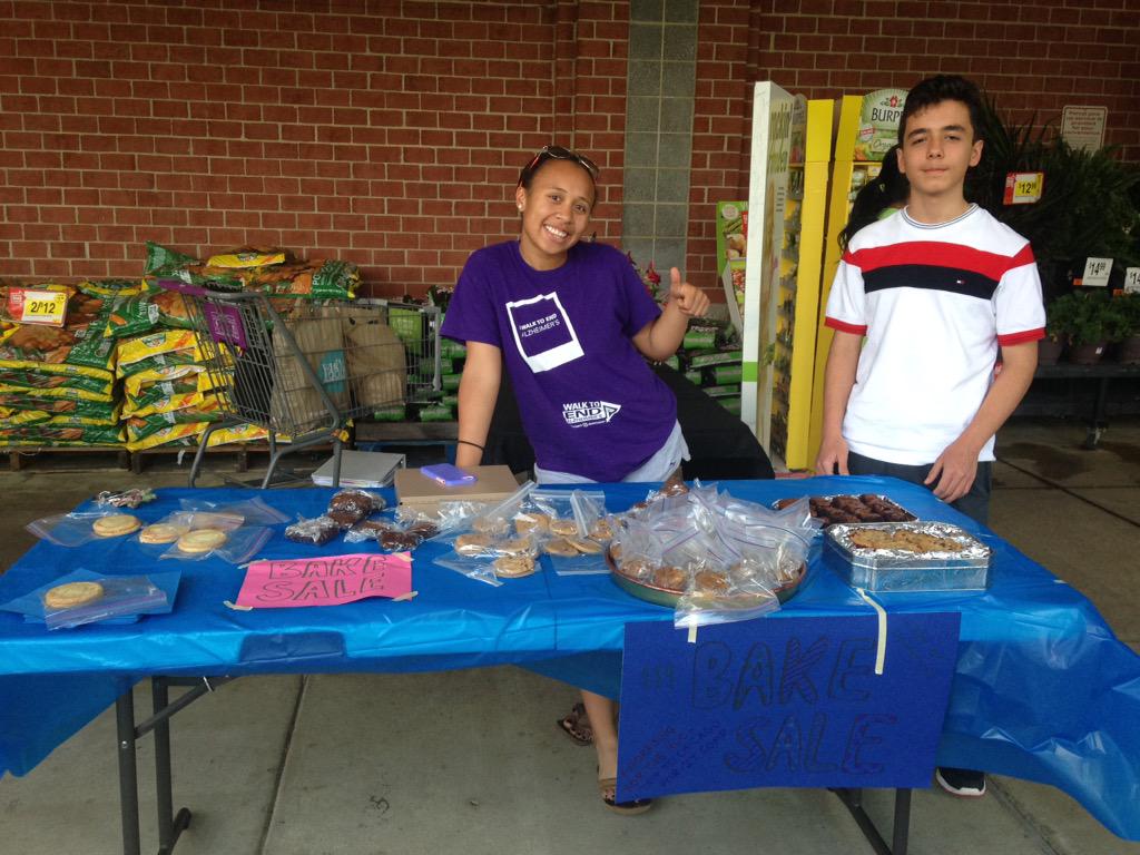 SlhsFbla's tweet photo. EVERYONE COME TO GIANT IN THE NORTH POINT VILLAGE CENTER FROM 4-7 TODAY TO SUPPORT OUR BAKED GOODS FUNDRAISER :) http://t.co/gh92uwY97A