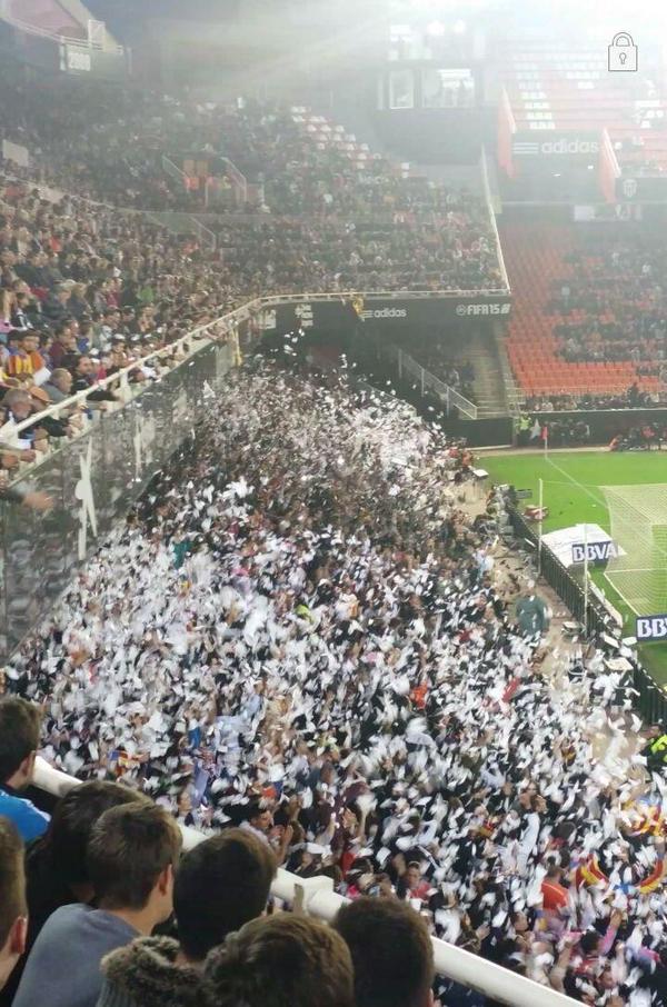 SuperValenciaCF's tweet photo. La LFP concede el premio a la mejor afición de la temporada a la del @valenciacf 

👏 AMUNT 👏 http://t.co/JS9gk6ApeV