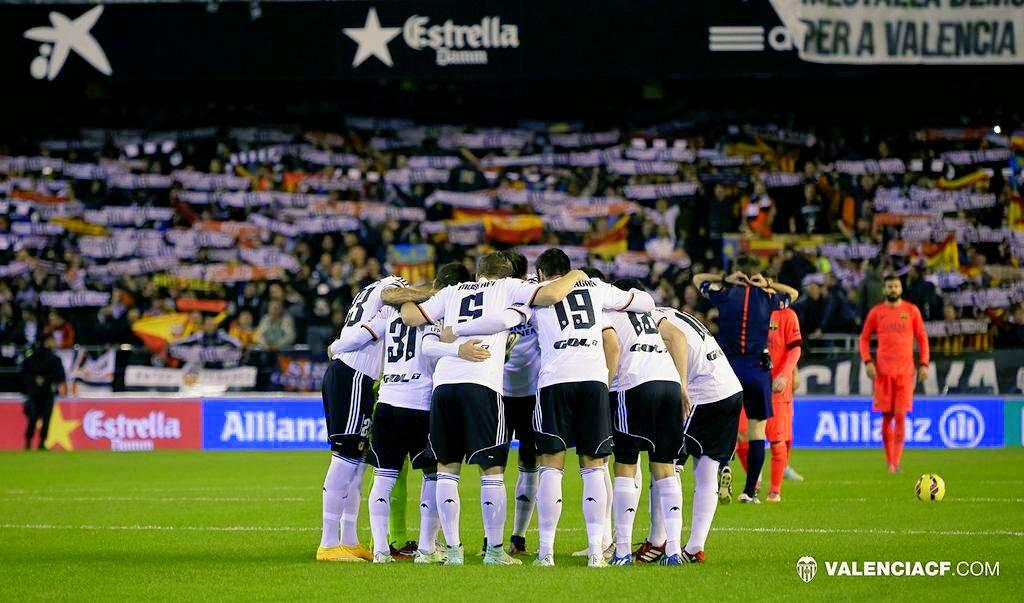 SuperValenciaCF's tweet photo. La LFP concede el premio a la mejor afición de la temporada a la del @valenciacf 

👏 AMUNT 👏 http://t.co/JS9gk6ApeV