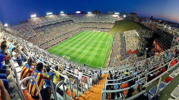 SuperValenciaCF's tweet photo. La LFP concede el premio a la mejor afición de la temporada a la del @valenciacf 

👏 AMUNT 👏 http://t.co/JS9gk6ApeV