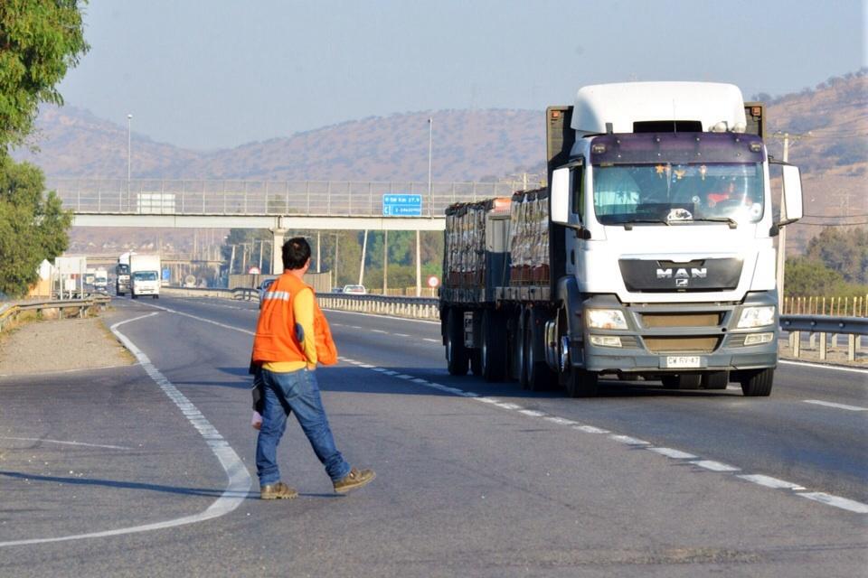 Orrego's tweet photo. 27 personas han muerto en este cruce de Til Til. A fin d Mayo parte construcción d pasarela donde siempre debió estar http://t.co/S4jNRRN8Ew