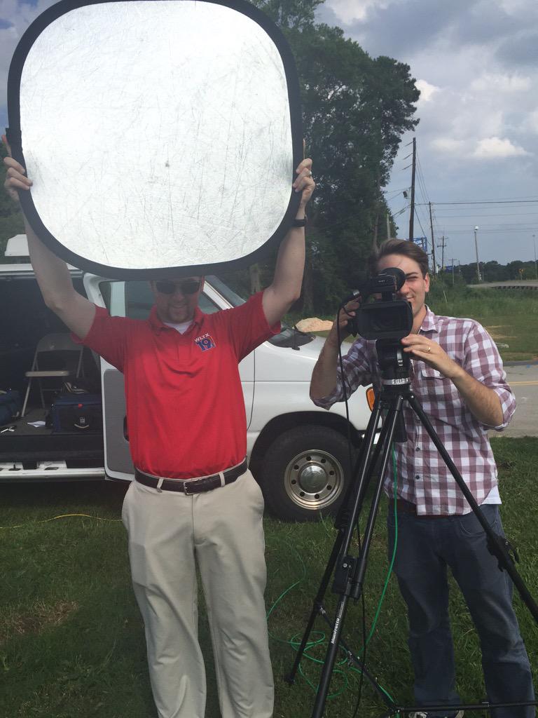 ColbyKGallagher's tweet photo. When you see a really well-lit shot on TV, this is why. #BehindTheScenes #itsreallybright @JaridMunsch @DerekWLTX http://t.co/XHi6b7AUER