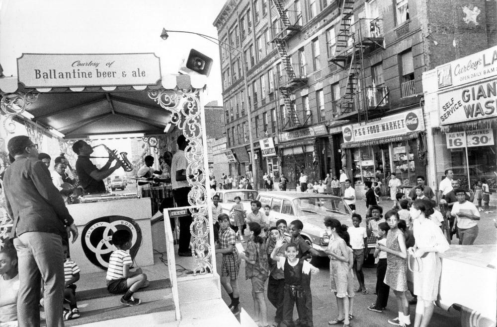 Traveling Jazz Band Tours the Streets of Harlem in the 1970s (Getty) 
| #NewYorkCity #NY