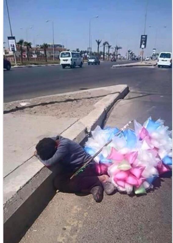 amjadfaisal94's tweet photo. نجيب محفوظ، لما رأى طفلًا يبيع الحلوى عند إشارة المرور، بكى، ثم كتب:
"وأحلام الأطفال قطعة حلوى.. وهذا طفل يبيع حلمه!" http://t.co/Au4HH1fBJF