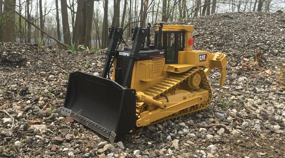 MiningDig's tweet photo. VIDEO: R/C @CaterpillarInc D10 bulldozer made almost entirely from #3Dprinting. http://t.co/9y1mvWSlXF @CatMining http://t.co/nBKqhBGbRy