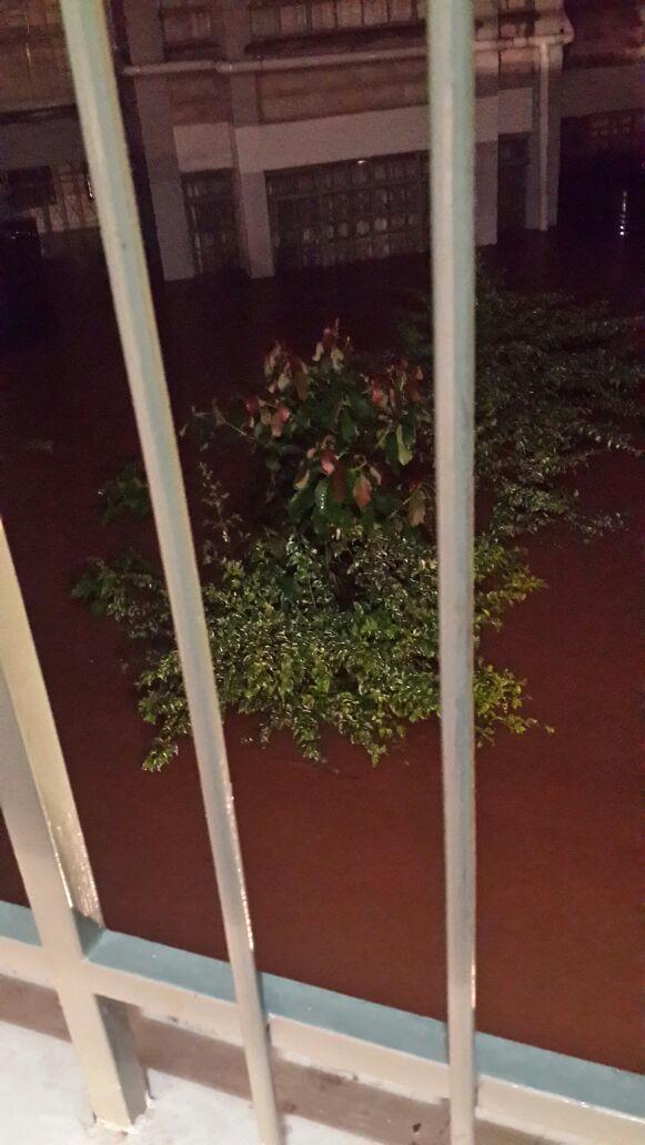 citizentvkenya's tweet photo. A flooded section of the National Housing Corporation houses near T-Mall. Via @chirchir2 http://t.co/iReloCyyM3