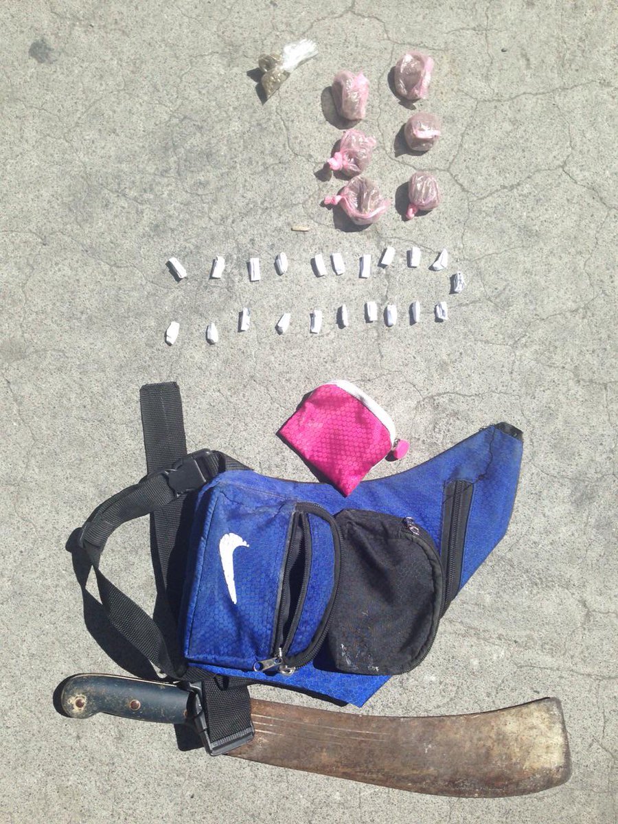 PoliciaEcuador's tweet photo. Detenido Diego M., acusado de robo, tenía celular y sobres con marihuana y cocaína. #CircLaBota #DistLaDelicia http://t.co/zmtCqKtnbr
