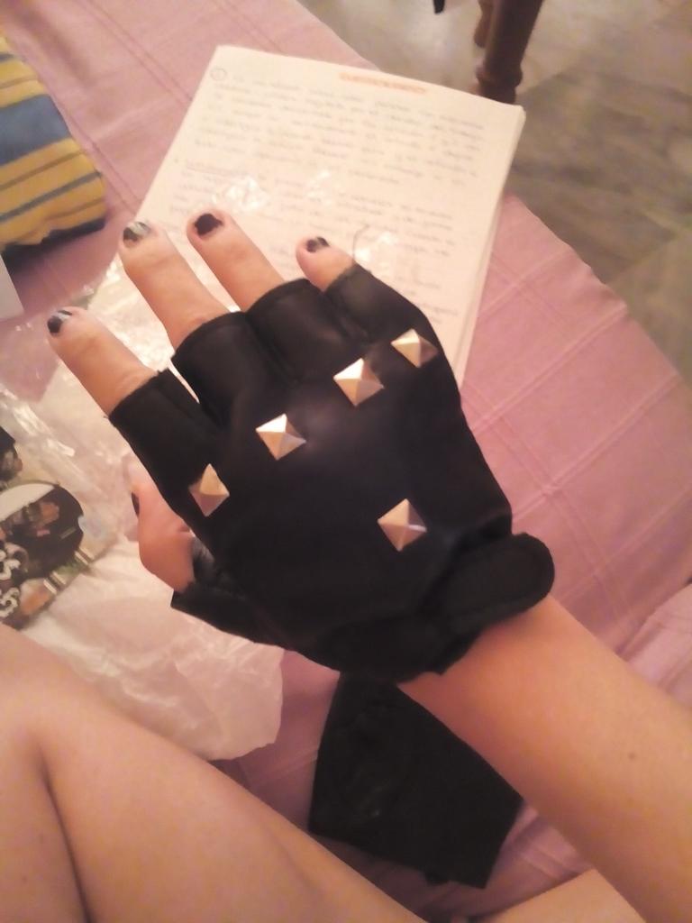 AntoniaAJ90's tweet photo. Cuando compras los guantes para el disfraz de un amigo y ves que son de sado y es como wat de fuk xD #falsisimo http://t.co/uNnONAIs8r