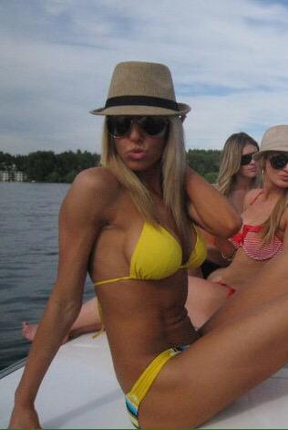 #TakeMeBackTuesday to summer days on #lakewashington in #kirkland and to when I had #6pack #abs lol http://t