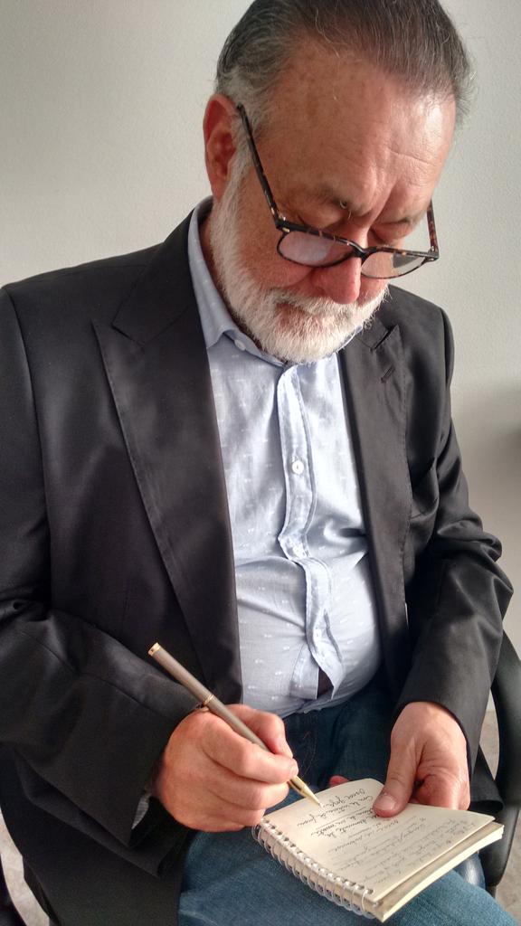 BunkerGlo's tweet photo. El poeta Jota trinando en papel desde la habitación de @OscarCollazos3 http://t.co/8SnannqmuS