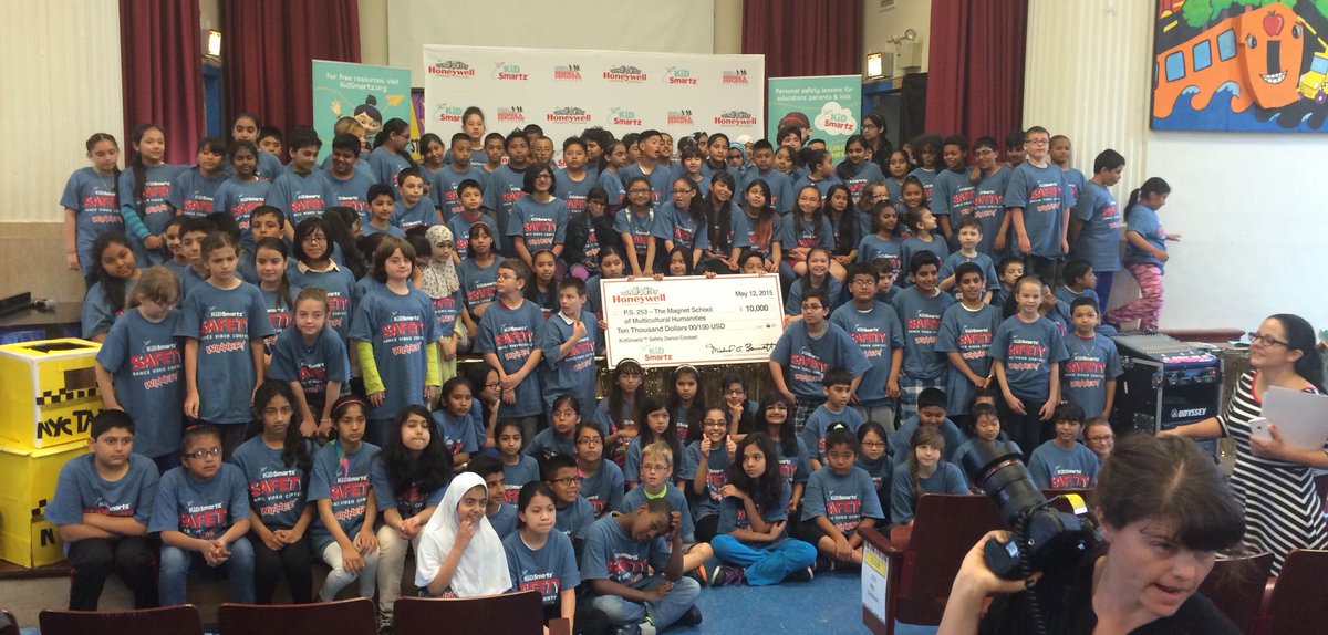 KatieVasquezTV's tweet photo. A cool day at school for PS 253 students. @News12BK. http://t.co/W2L0SIUTtI http://t.co/8IoRZ50ZdK
