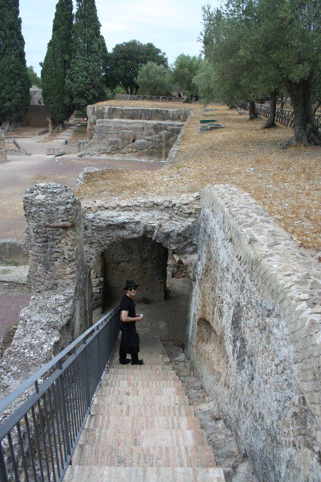 antinousgaygod's tweet photo. #AntoniusSubia explores #cryptoporticus "underground expressway" tunnels at #HadriansVilla: http://t.co/YbLprQU9Nh http://t.co/YTrUzryL06