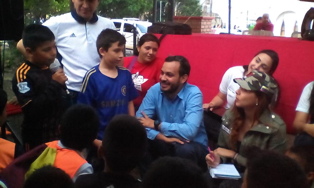 FunfamiliaGBT's tweet photo. 1era combatiente del Táchira @todasconvielma  promete a niños d Capacho Viejo reacondicionar la cancha de Agua Blanca http://t.co/MSnP8RQRsH