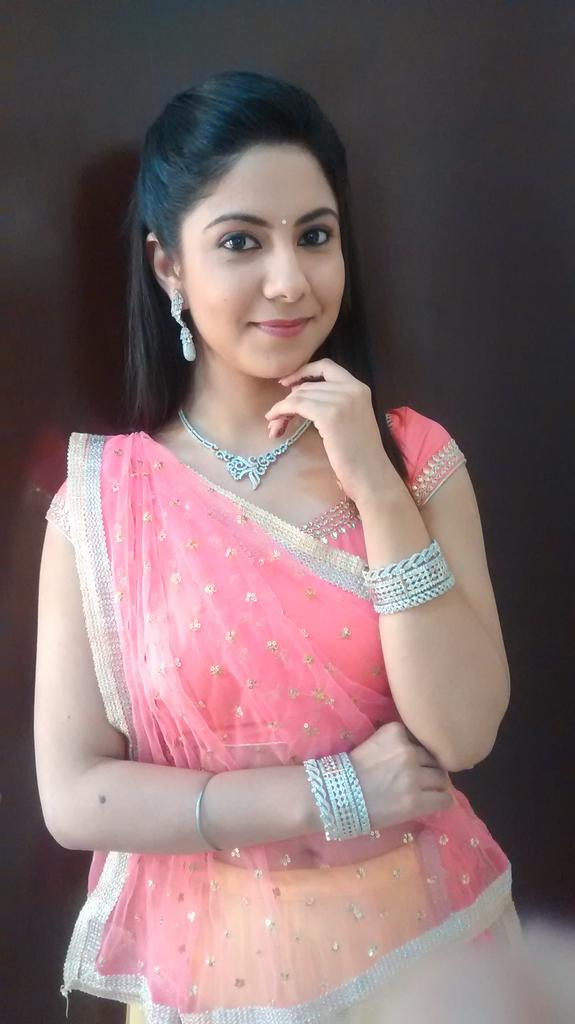 ekroop09's tweet photo. #badidevrani @&TV
Tilak function....#divya n #prerit ki meeting..nokejoke...n new love story....Keep watching.:) http://t.co/YU9YvAAYVn