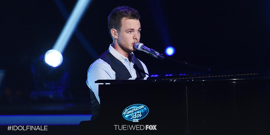 AmericanIdol's tweet photo. Let's get the party started! First up, @ClarkBeckham singing "Georgia On My Mind" by #RayCharles! #IdolFinale #Idol http://t.co/RMrKIe2Nlm