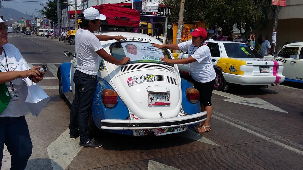hector40144240's tweet photo. Pega de microperforados de nuestro candidato @HectorAstudillo 
#Ganamoseste7deJunio
#PorunGuerreroconOrdenyPaz http://t.co/vmJX3v1Lxa