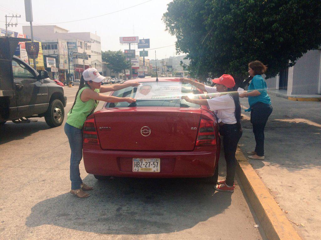 hector40144240's tweet photo. Pega de microperforados de nuestro candidato @HectorAstudillo 
#Ganamoseste7deJunio
#PorunGuerreroconOrdenyPaz http://t.co/vmJX3v1Lxa