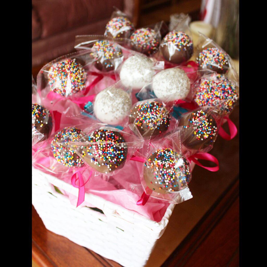 MVMDelicacies's tweet photo. Cakepop gift basket for every taste #chocolatecakepops #redvelvetcakepops #cakedecorating #sprinkles http://t.co/lkMFAydmGm
