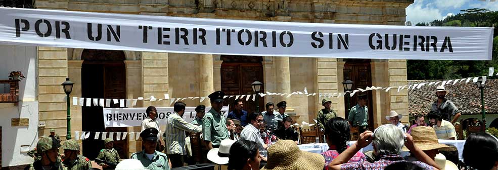 CaracolTV's tweet photo. [Capítulo] Inician las conversaciones de paz en La Victoria: http://t.co/ie0klqmVe2 #Esmeraldas http://t.co/g1JIPsnDKE