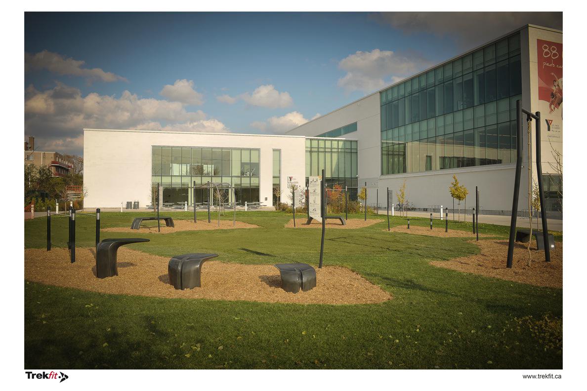 Le Y Cartierville a un circuit d’entrainement en plein air qui n’attend que vous! <a href="/TrekfitCA/">Trekfit Outdoors</a> #fitness #Entrainement