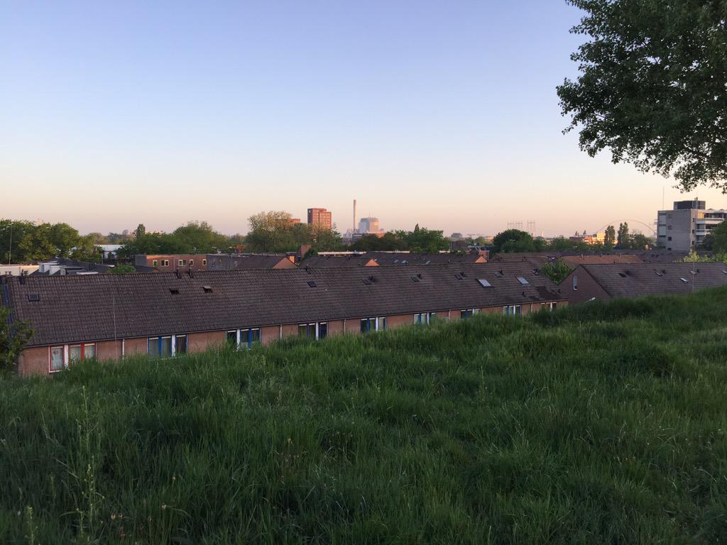 HJTeunissen's tweet photo. Nijmegen oud-west ontwaakt en het lijkt wel vrijdag. 
Met een heerlijk lang weekend voor de boeg eerst aan het werk.. http://t.co/Xzc1YXRQ70