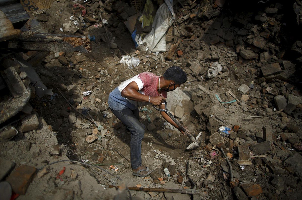 BuzzFeedNews's tweet photo. Powerful Photos Show the Aftermath Of the Second Nepal Earthquake http://t.co/vMsUNILPDx http://t.co/FgwPcCjiit