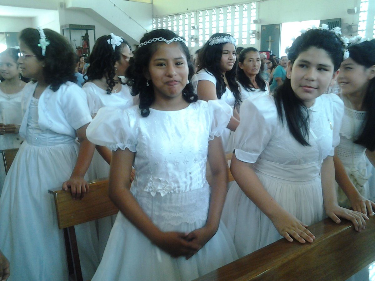 darayana16's tweet photo. reunion de familia en primera comunion http://t.co/fLE5Ic89pc