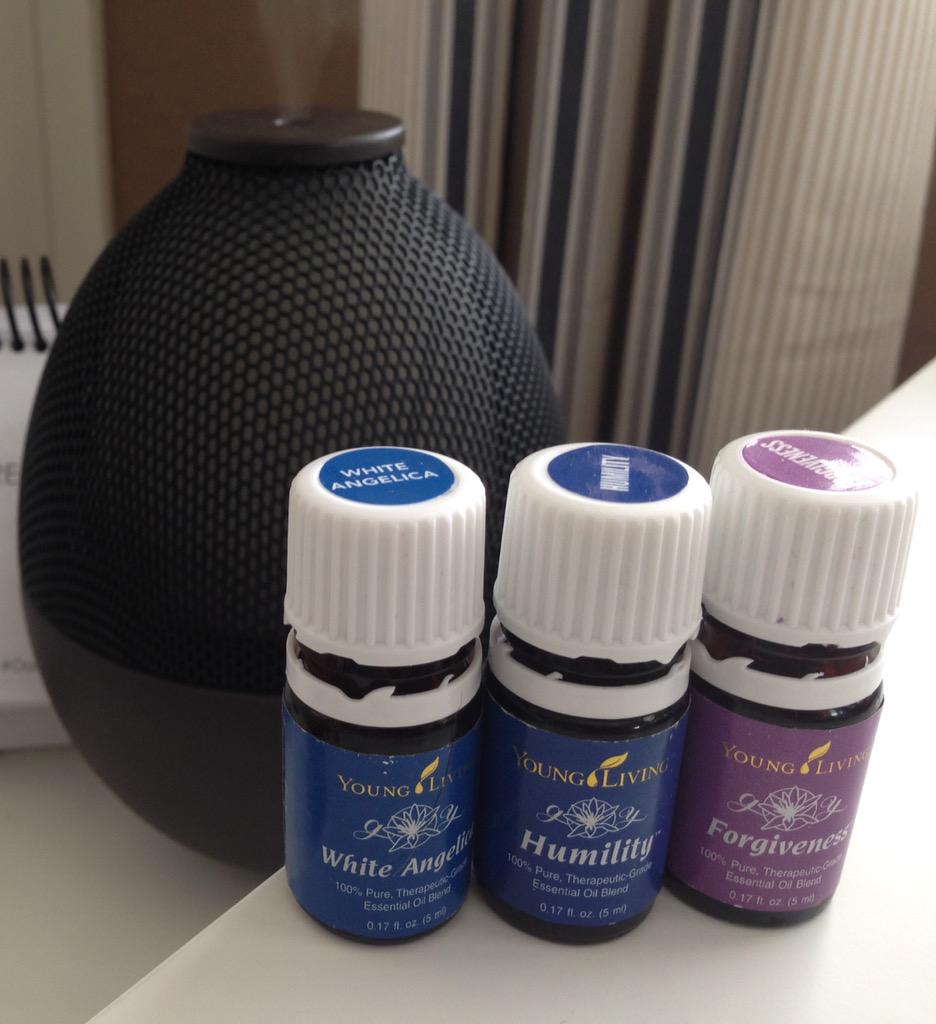 freshoilteam's tweet photo. My oils for work today! #forgiveness #humility #whiteangelica #rainstone #youngliving #essentialoils http://t.co/YFfjgFbMCq