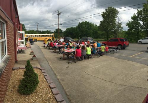 OttwayElem's tweet photo. Awesome picnic lunch set up by our great cafeteria staff! http://t.co/U5gKvCsFw6
