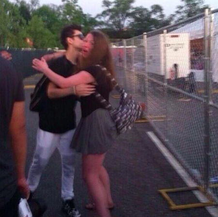 DigiTour's tweet photo. #DIGITOURGOALS = When @carterreynolds kissed a fangirl backstage at DigiFest 😍😍😍 http://t.co/58WqqFQlcs ⬅⬅⬅ http://t.co/HJXg4rQNWr