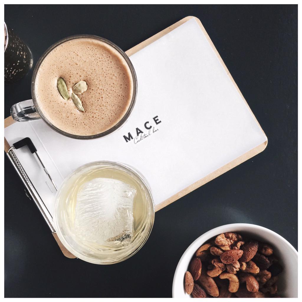 A great way to start a "quiet" evening, no? // Cocktails w <a href="/justinliv/">Justin Livingston</a> at the new spot <a href="/macebarnyc/">Mace</a> 🙌🏻