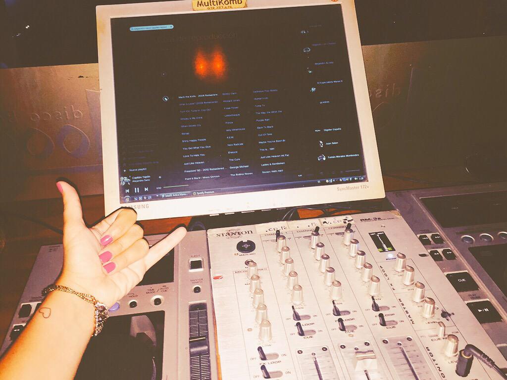 Desirela28's tweet photo. Ventajas de las noches sin curro .. Que puedo cambiar la barra por la cabina.En mi salsa .. #antojos #Hoock #Moi 🎶😌👈 http://t.co/M2RWA0tzCb